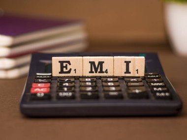 Assam, Hindistan - 30 Mart 2021: Tahta küplerin üzerine EMI yazıldı.