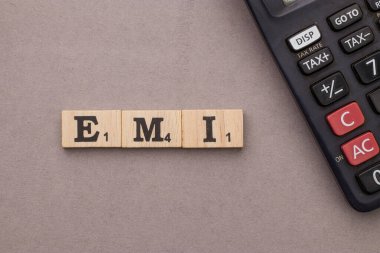 Assam, Hindistan - 30 Mart 2021: Tahta küplerin üzerine EMI yazıldı.