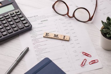 Assam, Hindistan - 30 Mart 2021: Tahta küplerin üzerine EMI yazıldı.