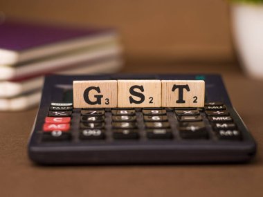 Assam, Hindistan - 30 Mart 2021: Tahta küplerin üzerine kelime GST yazıldı.