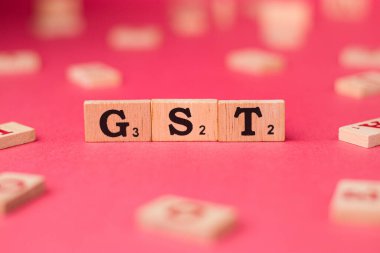 Assam, Hindistan - 30 Mart 2021: Tahta küplerin üzerine kelime GST yazıldı.