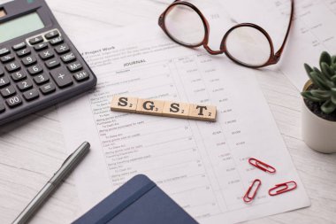 Assam, Hindistan - 30 Mart 2021: Tahta küplerin üzerine kelime GST yazıldı.