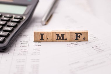 Assam, Hindistan - 30 Mart 2021: Tahta küplerin hisse senedi imajı üzerine IMF sözcüğü.