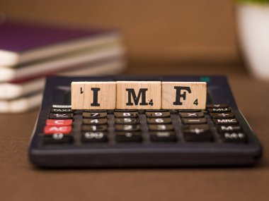 Assam, Hindistan - 30 Mart 2021: Tahta küplerin hisse senedi imajı üzerine IMF sözcüğü.