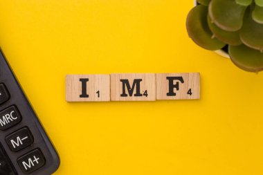 Assam, Hindistan - 30 Mart 2021: Tahta küplerin hisse senedi imajı üzerine IMF sözcüğü.