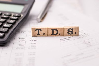 Assam, Hindistan - 30 Mart 2021: Tahta küplerin üzerine kelime TDS yazıldı.