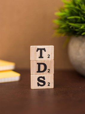 Assam, Hindistan - 30 Mart 2021: Tahta küplerin üzerine kelime TDS yazıldı.