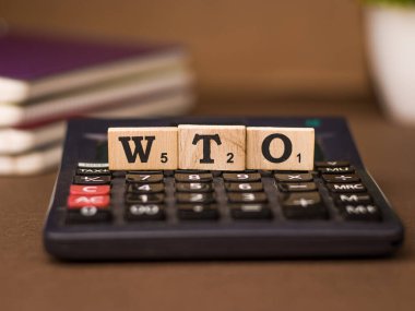 Assam, Hindistan - 30 Mart 2021: Tahta küplerin üzerine kelime WTO yazıldı.