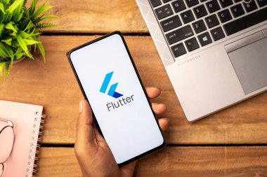 Assam, Hindistan - 29 Mayıs 2021: Telefon ekranı görüntüsünde Google Flutter logosu.