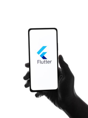 Assam, Hindistan - 29 Mayıs 2021: Telefon ekranı görüntüsünde Google Flutter logosu.