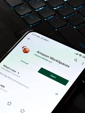 Batı Bangal, Hindistan - 11 Kasım 2021: Telefon ekranı görüntüsünde işyeri logosu.