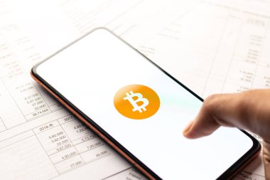 Batı Bangal, Hindistan - 4 Şubat 2022: Telefon ekranında Bitcoin logosu.