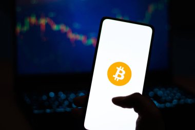 Batı Bangal, Hindistan - 4 Şubat 2022: Telefon ekranında Bitcoin logosu.