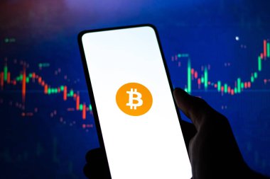 Batı Bangal, Hindistan - 4 Şubat 2022: Telefon ekranında Bitcoin logosu.