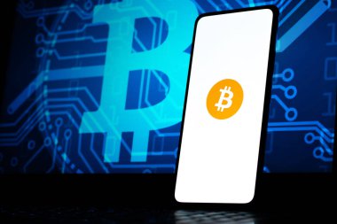 Batı Bangal, Hindistan - 4 Şubat 2022: Telefon ekranında Bitcoin logosu.