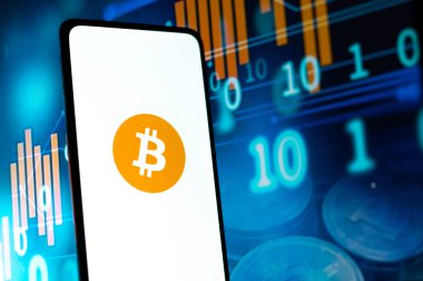 Batı Bangal, Hindistan - 4 Şubat 2022: Telefon ekranında Bitcoin logosu.