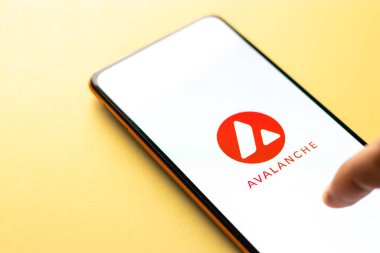 Batı Bangal, Hindistan - 4 Şubat 2022: Telefon ekranında Avalaunch logosu.