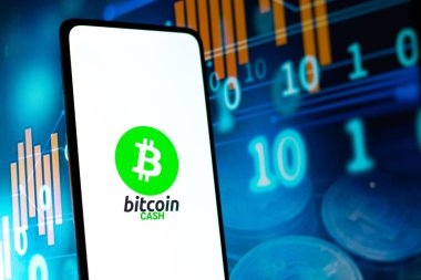 Batı Bangal, Hindistan - 4 Şubat 2022: Telefon ekranı görüntüsünde Bitcoin Cash logosu.