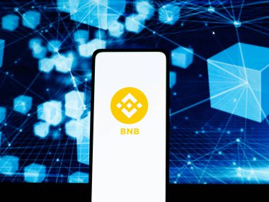 Batı Bangal, Hindistan - 4 Şubat 2022: Telefon ekranı görüntüsünde Binance Coin logosu.
