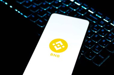 Batı Bangal, Hindistan - 4 Şubat 2022: Telefon ekranı görüntüsünde Binance Coin logosu.
