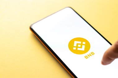 Batı Bangal, Hindistan - 4 Şubat 2022: Telefon ekranı görüntüsünde Binance Coin logosu.