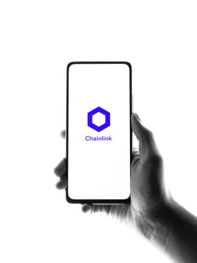 Batı Bangal, Hindistan - 4 Şubat 2022: Telefon ekranında zincirli logo.