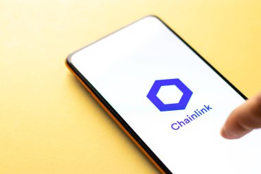 Batı Bangal, Hindistan - 4 Şubat 2022: Telefon ekranında zincirli logo.