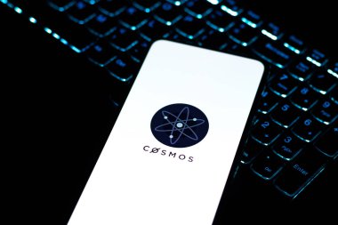 Batı Bangal, Hindistan - 4 Şubat 2022: Telefon ekranında Cosmos logosu.