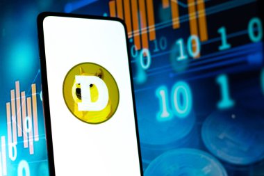 Batı Bangal, Hindistan - 4 Şubat 2022: Telefon ekranı görüntüsünde Dogecoin logosu.