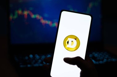 Batı Bangal, Hindistan - 4 Şubat 2022: Telefon ekranı görüntüsünde Dogecoin logosu.