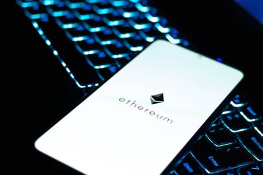 Batı Bangal, Hindistan - 4 Şubat 2022: Telefon ekranı görüntüsünde Ethereum logosu.