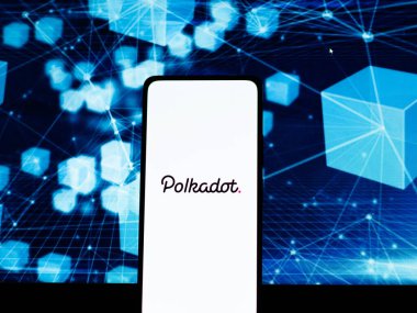 Batı Bangal, Hindistan - 4 Şubat 2022: Telefon ekranı görüntüsünde Polkadot logosu.