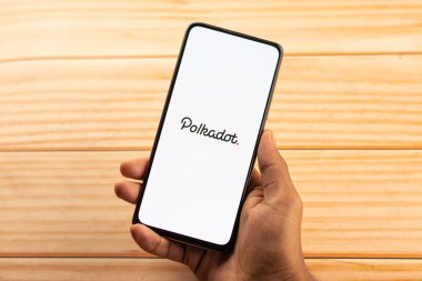 Batı Bangal, Hindistan - 4 Şubat 2022: Telefon ekranı görüntüsünde Polkadot logosu.