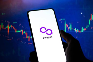 Batı Bangal, Hindistan - 4 Şubat 2022: Telefon ekranında çokgen logosu.