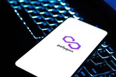 Batı Bangal, Hindistan - 4 Şubat 2022: Telefon ekranında çokgen logosu.