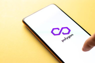 Batı Bangal, Hindistan - 4 Şubat 2022: Telefon ekranında çokgen logosu.