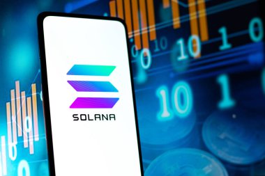 Batı Bangal, Hindistan - 4 Şubat 2022: Telefon ekranında Solana logosu.