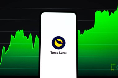 Batı Bangal, Hindistan - 4 Şubat 2022: Telefon ekranında Terra luna logosu.