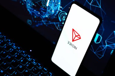 Batı Bangal, Hindistan - 4 Şubat 2022: Telefon ekranı görüntüsünde TRON logosu.