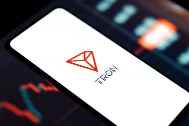 Batı Bangal, Hindistan - 4 Şubat 2022: Telefon ekranı görüntüsünde TRON logosu.