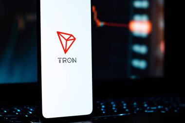 Batı Bangal, Hindistan - 4 Şubat 2022: Telefon ekranı görüntüsünde TRON logosu.