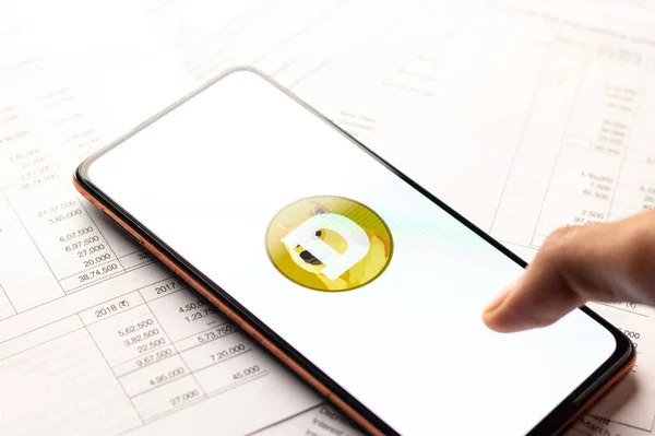 West Bangal India Februari 2022 Dogecoin Logo Afbeelding Telefoonscherm — Stockfoto