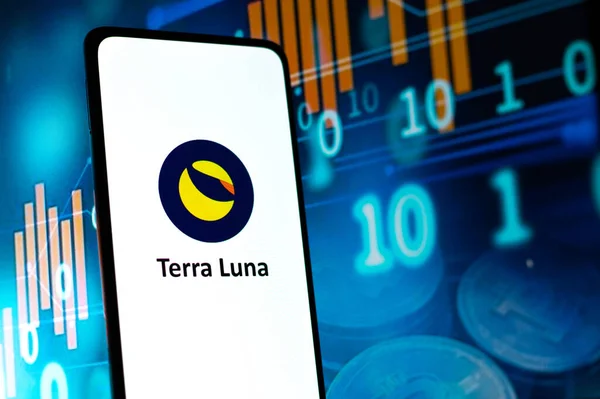 Batı Bangal, Hindistan - 4 Şubat 2022: Telefon ekranında Terra luna logosu.