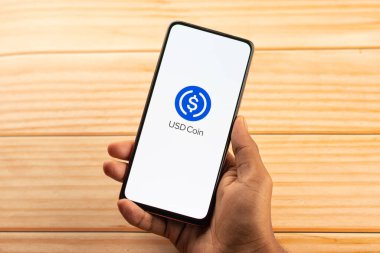 Batı Bangal, Hindistan - 4 Şubat 2022: Telefon ekranında USD Bozuk Para logosu.