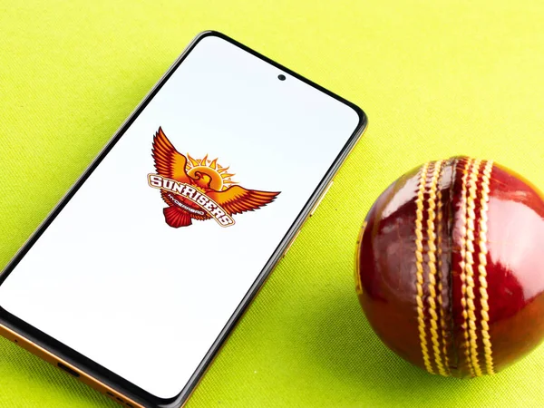 西バンガル インド 2022年3月18日 携帯電話のスクリーンストック画像上のサンライザーハイデラバードのロゴ — ストック写真