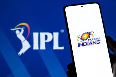 Batı Bangal, Hindistan - 18 Mart 2022: Telefon ekranında Mumbai Hintlileri logosu.