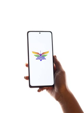 Batı Bangal, Hindistan - 18 Mart 2022: Telefon ekranında Lucknow Super Giants logosu.