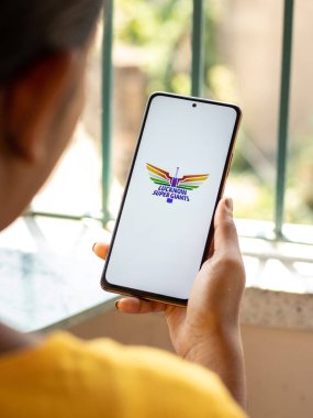 Batı Bangal, Hindistan - 18 Mart 2022: Telefon ekranında Lucknow Super Giants logosu.