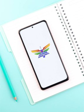 Batı Bangal, Hindistan - 18 Mart 2022: Telefon ekranında Lucknow Super Giants logosu.