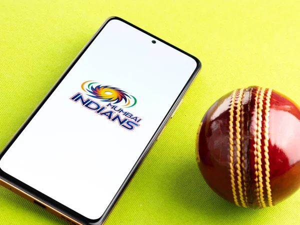 西バンガル インド 2022年3月18日 ムンバイインディアンのロゴが携帯電話のスクリーンストック画像に表示されます — ストック写真